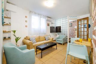 MELISSA - a lovely apartment & patio, Varnava, Pagrati - 0