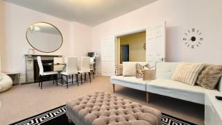2000ft Huge, 3Bed 3Bath, AC, 5 mins to St James Park, Buckingham Palace - 0