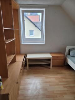 Cosy Zimmer mit eigenem Kühlschrank und Ferneseher - 2
