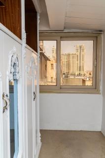 Classic Nile View Apartment with Smart TV in Zamalek - 6