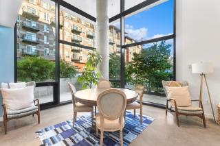 Airy and Open Corner Loft - 92 Walkscore - 9