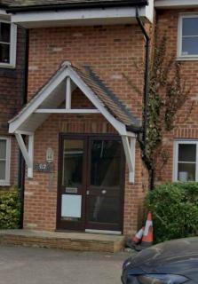 Cosy 2 bed Flat Woking 30 min via Train to London - 1