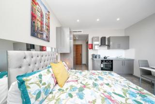 Studio with Balcony Godino Hotel Ilford - 2