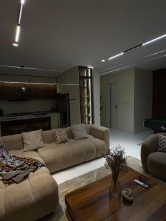 Cozy, Serene Ambiance With Nice Balcony Views - Ikate - 1
