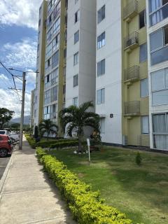 Apartamento cerca a centros comerciales y aeropuerto - 1