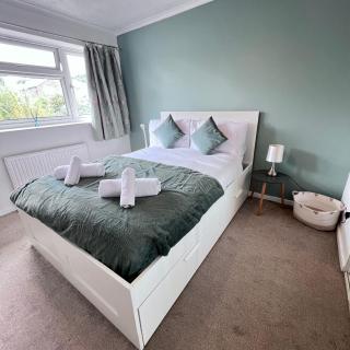 4 bedroom Maidstone House -2 Parking spaces sleeps 6 - 9