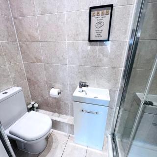 4 bedroom Maidstone House -2 Parking spaces sleeps 6 - 3