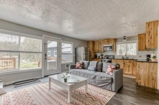 Riverbend Retreat 3 - Riverfront, Hot Tub, BBQ Pet Friendly - Rhododendron - 0