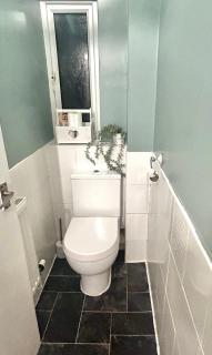 4 bedroom Maidstone House -2 Parking spaces sleeps 6 - 4