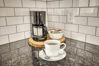 Riverbend Retreat 3 - Riverfront, Hot Tub, BBQ Pet Friendly - Rhododendron - 2