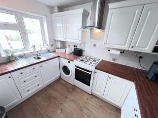 4 bedroom Maidstone House -2 Parking spaces sleeps 6 - 1