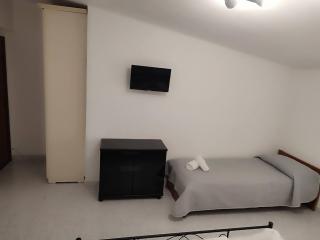 Family & Friends - Room 2 - Second Floor - shared bathroom - 7