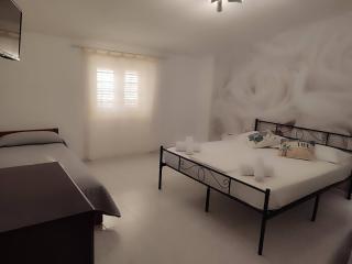 Family & Friends - Room 2 - Second Floor - shared bathroom - 6