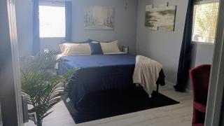 Modern Industrial Oasis Private Room with King Bed WiFi FREE Parking and More - 0