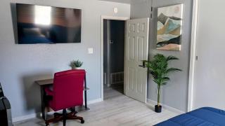 Modern Industrial Oasis Private Room with King Bed WiFi FREE Parking and More - 8