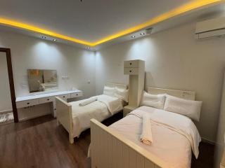 481. Spacious 3BR 3BA Home with Private Backyard - 8