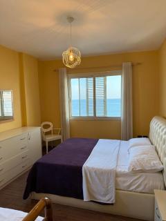 Stunning Seaview 10s Beach AC Fast WiFi - 8