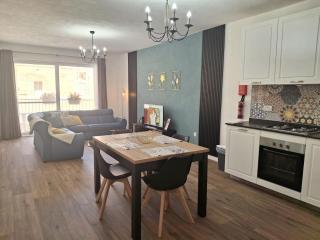 Cherry Blossom Apt Courtyard-5min Walk to Centre - 0