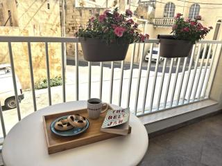 Cherry Blossom Apt Courtyard-5min Walk to Centre - 5