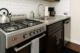 Sunlit Studio with City Charm - Lunt studio rep - 7