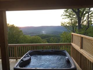 Overlook Cabin Hot Tub, Amazing Views, Fireplace - 0