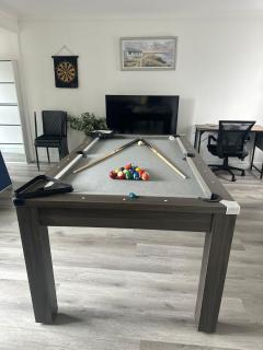 Cozy 3BR Home - Games - Sleeps 9 - Manchester - 0