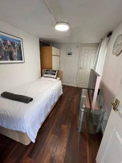 Corby's FINEST EN-SUITE ROOM - 4