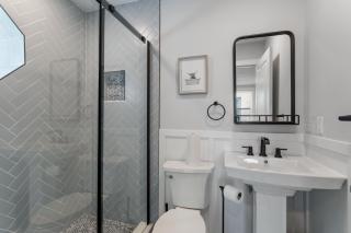 Welcome to The Lux Collective a Spacious 5-Bedroom House close to Stadiums, Universities, Center City & more! - 8