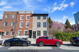 Welcome to The Lux Collective a Spacious 5-Bedroom House close to Stadiums, Universities, Center City & more! - 2