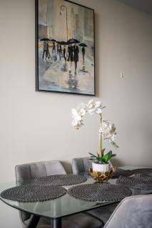 1 Bedroom Apartment with Balcony and Skyline View in North York - 4