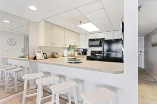 Bright Oceanfront 2BR Condo Balcony, King Bed & Parking - 8