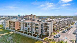 Bright Oceanfront 2BR Condo Balcony, King Bed & Parking - 6
