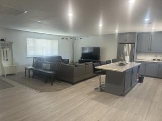 Renovated Vegas Home with Private Rooms - Las Vegas - 9