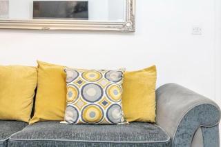 1-Bed Apt Sleeps 3 Central to Transport & Shops - 1
