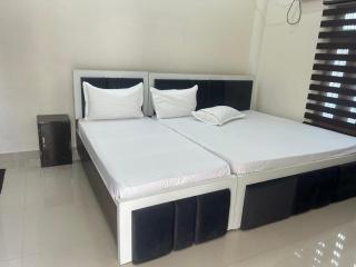 Kusum Home stay Near Ram Mandir Gate 200 -300 Meter , Near Hanuman gari Mandir, Jain mandir , railway station Goverment hosiptal , launch , Breakfast available, Free pick up Ayodhya dham railway station , airport pickup ,Ayodhya cant pickup - Ayodhya - 3