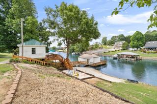 Lakefront Cottage with Private Beach - 7