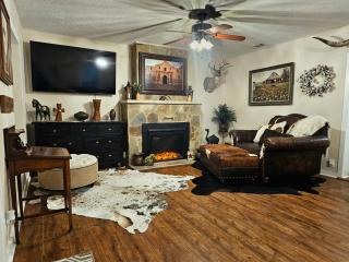 Historic Farmhouse - Tranquil Country Nature Escape - Hondo - 3
