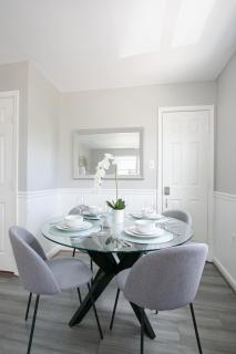 Luxury 3-BR & Free Parking - 6-minutes to Monuments - 3