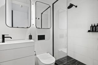 Gorgeous City Views Two Bedroom Apartment with Pool and Gym - 3