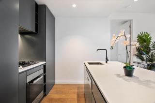 Gorgeous City Views Two Bedroom Apartment with Pool and Gym - Melbourne - 5