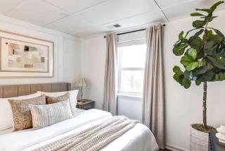 Luxe 3BR & Parking with Outdoor Space - 6-min to DC - 7