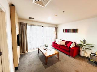 City Getaway 1BR Apt w Pool & Gym I Zodiak Stays - 4