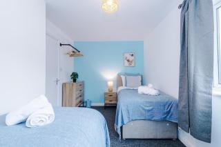 Modern 3 bedroom home - driveway parking for 2 vehicles, close to Manchester city centre - 1