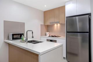 Stylish Homebush 1BR Plus Study with Pool Access - 3
