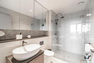 KozyGuru | Rhodes | Stylish Waterfront Living - 5