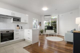 Seaside 1-Bed Stay Near Cafés & Attractions - 3