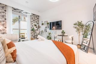 Just Steps Away from Circle Mall, Right Beside a Park, Near Restaurants, Conveniently Close to a Bus Stop, Lumina Vista Residences, Jumeirah Village Circle by Deluxe Holiday Homes - 0