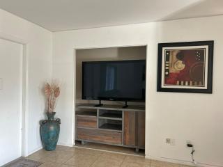 Charming 2 BDR House Close to Beaches & Shopping - 0