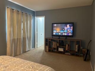 Charming 2 BDR House Close to Beaches & Shopping - 8
