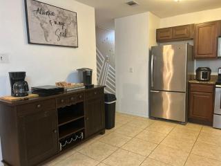Charming 2 BDR House Close to Beaches & Shopping - 2